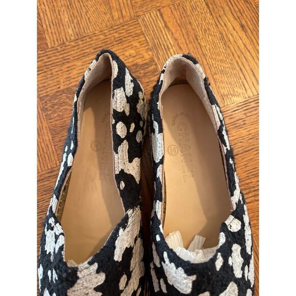 CHANEL
Patent Tweed Splatter Paint Print Cap
Toe CC Espadrilles 37 / 6.5 - Picture 4 of 10